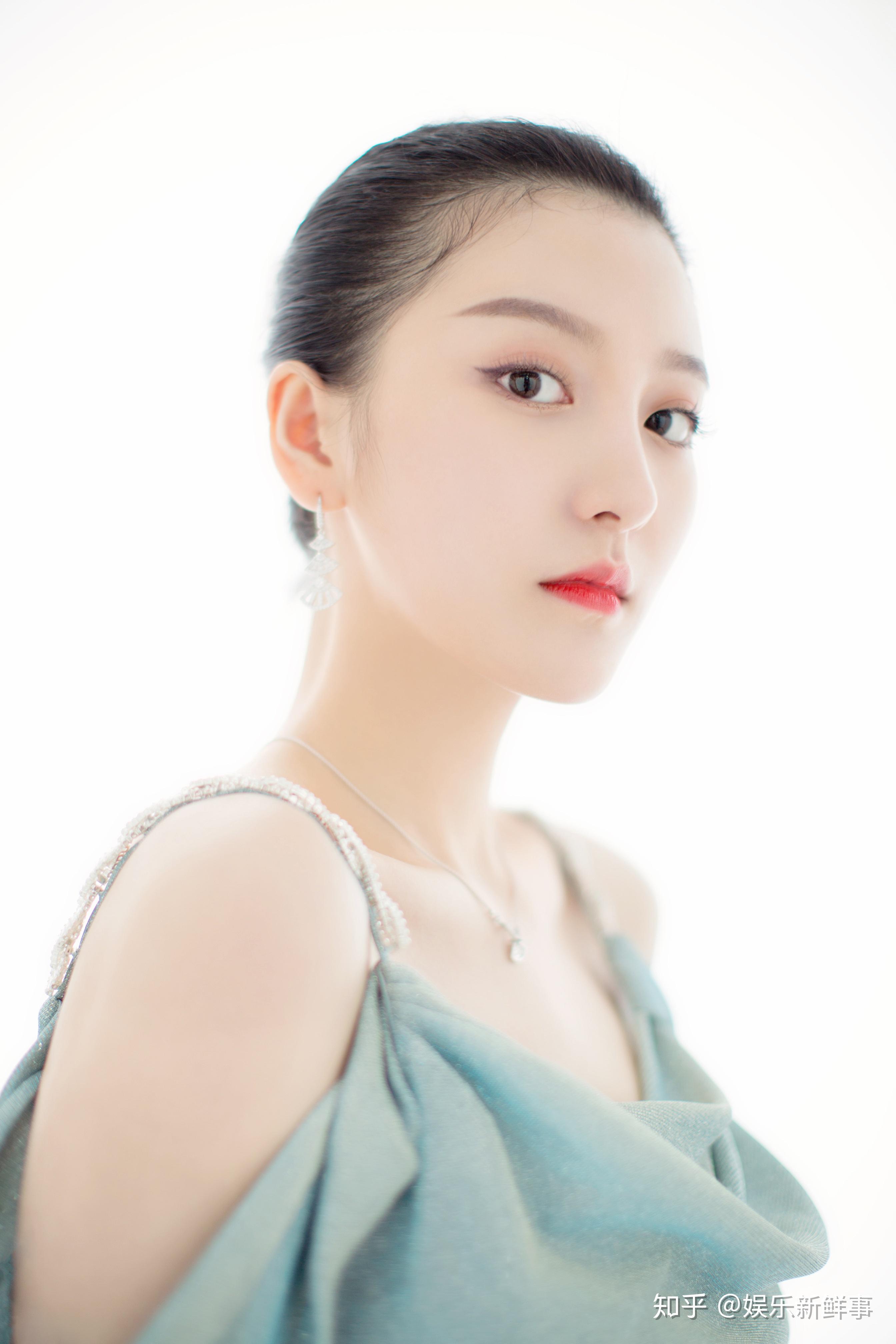 金尤美优雅系写真曝光 大方典雅诠释女神气质 - 知乎