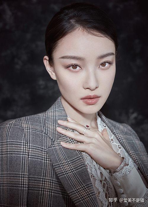 3,鼻子倪妮的鼻子山根略低,,但正面鼻子清秀小巧,略微下勾的鼻头增加