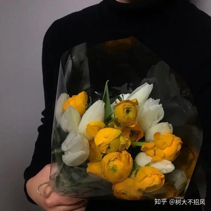 有没有人有抱着花的女生头像