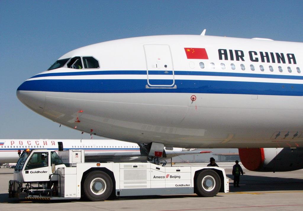 机场里不起眼的飞机拖车价格高达几百上千万它凭什么这么贵