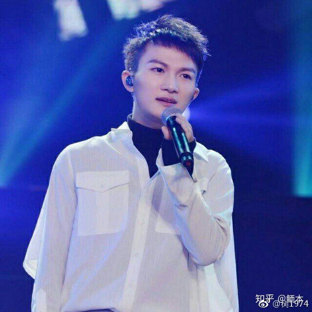 你们愿不愿意和我分享一下都存了周深什么样的照片