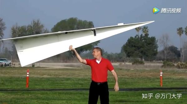 纸飞机世界纪录保持者手把手教你:如何折出能飞最远的纸飞机?