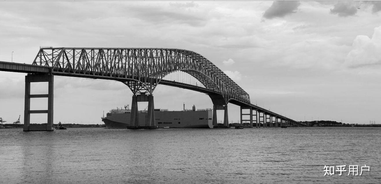 美国一桥梁因遭货船撞击坍塌,有车辆和人员落水,具体情况如何? - 知乎