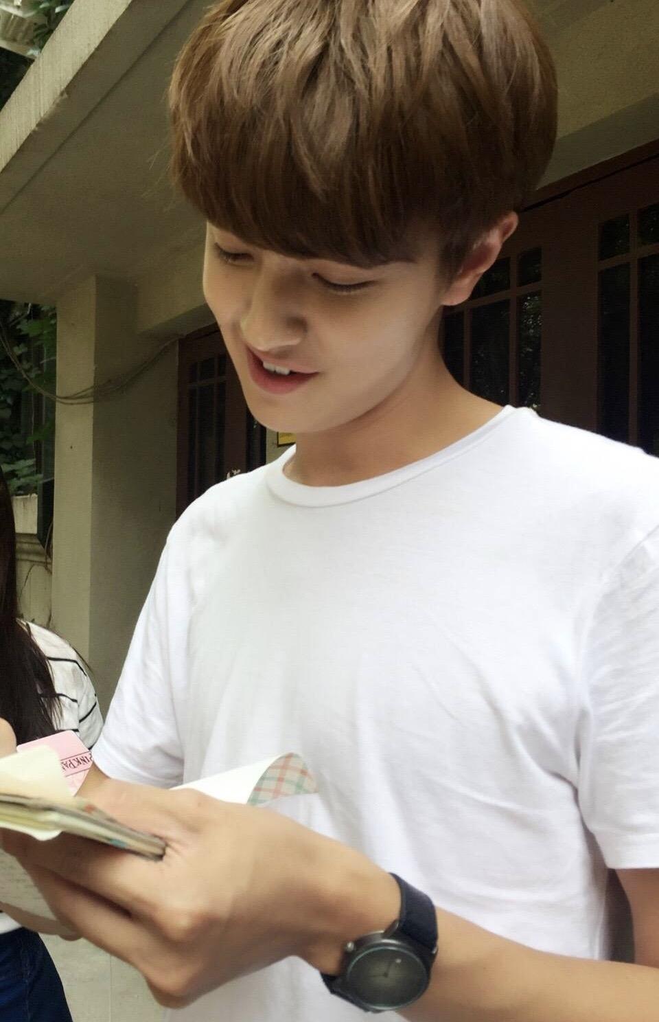 如何评价官鸿的颜值?