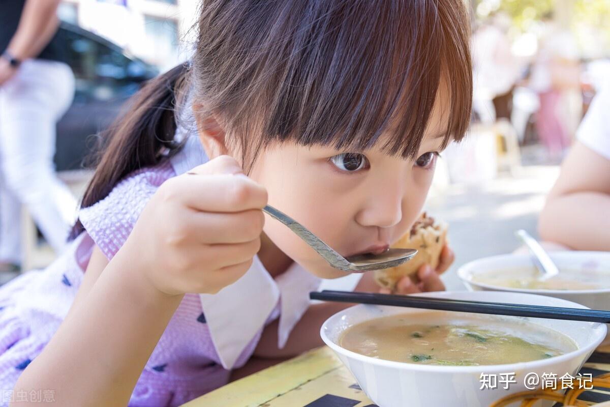 4月孩子吃東西要講究建議照顧孩子儘量做到3吃3不吃