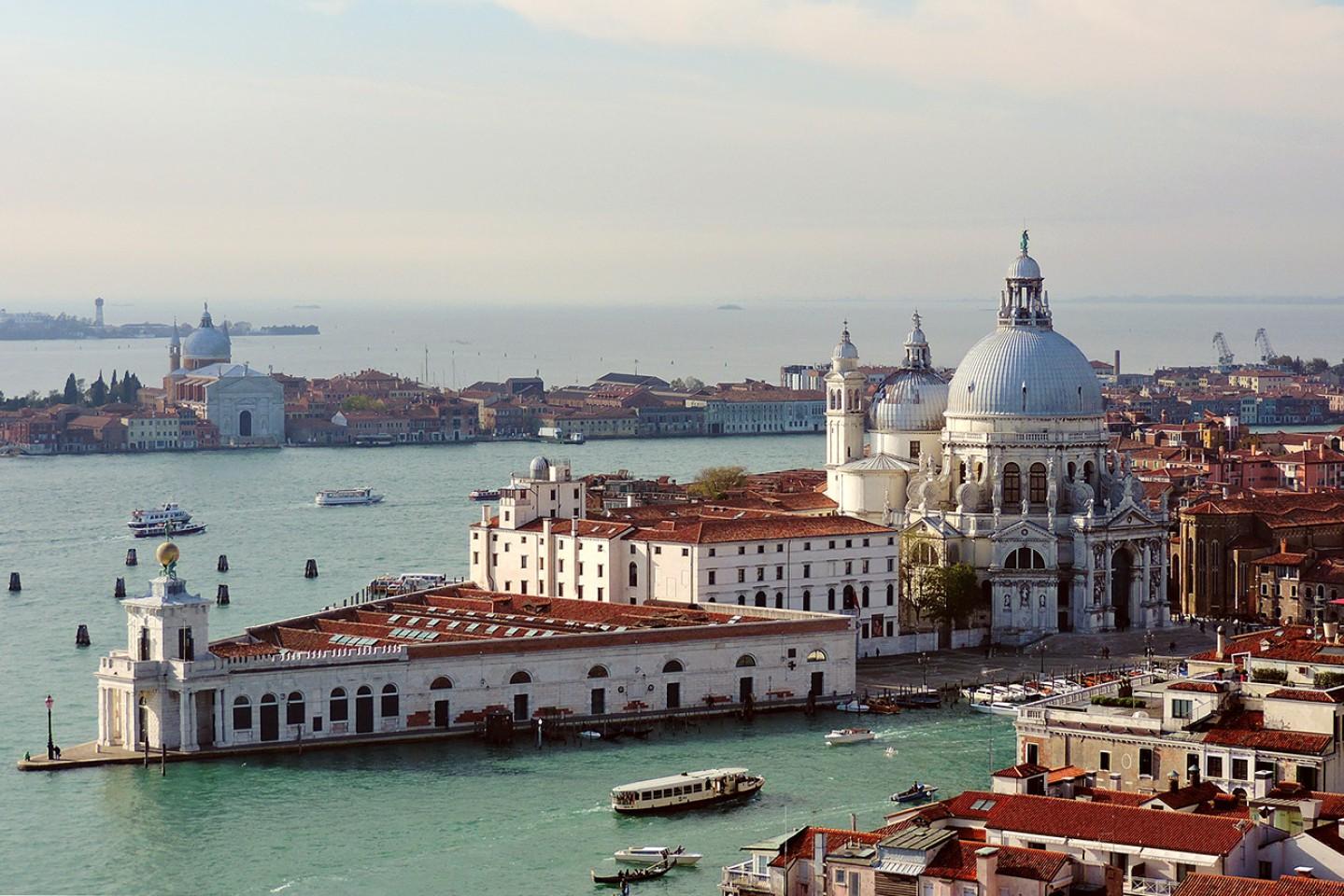 威尼斯位于威尼斯泻湖(venetian lagoon)内,是亚得里亚海(adriatic