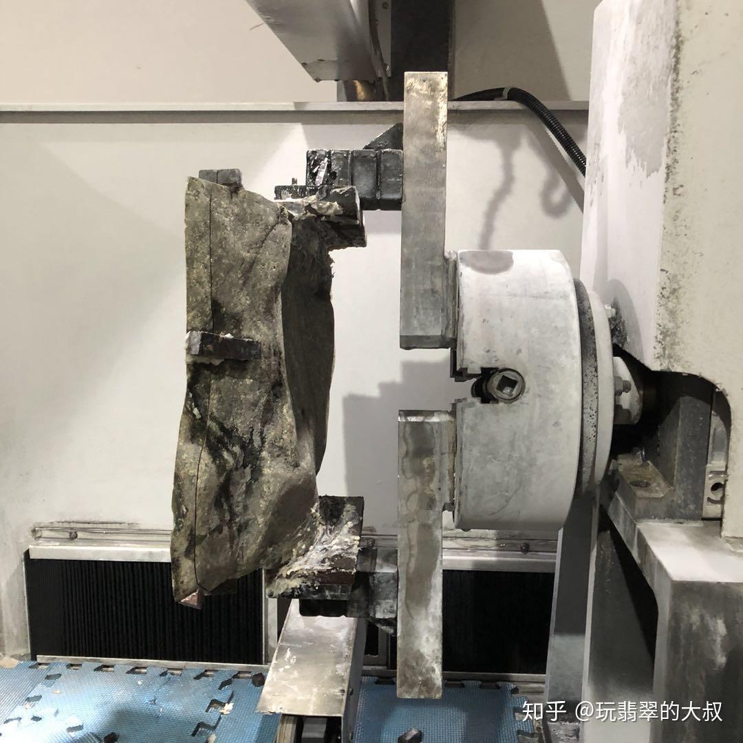 一起来看看大叔工厂的翡翠原石线切割