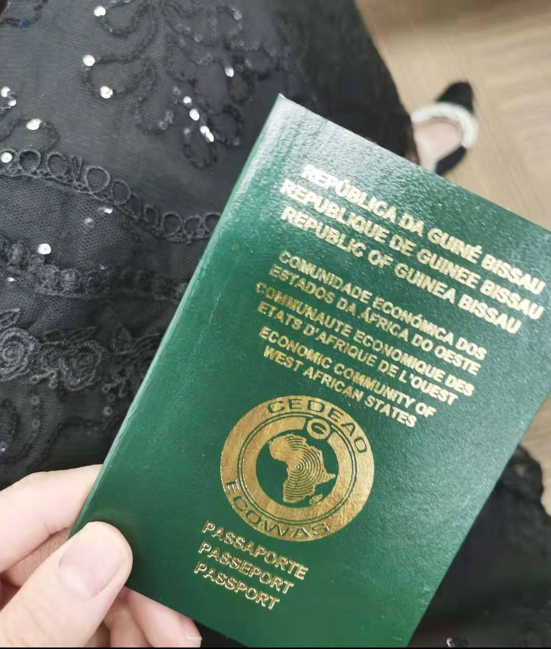 喜提几内亚比绍护照