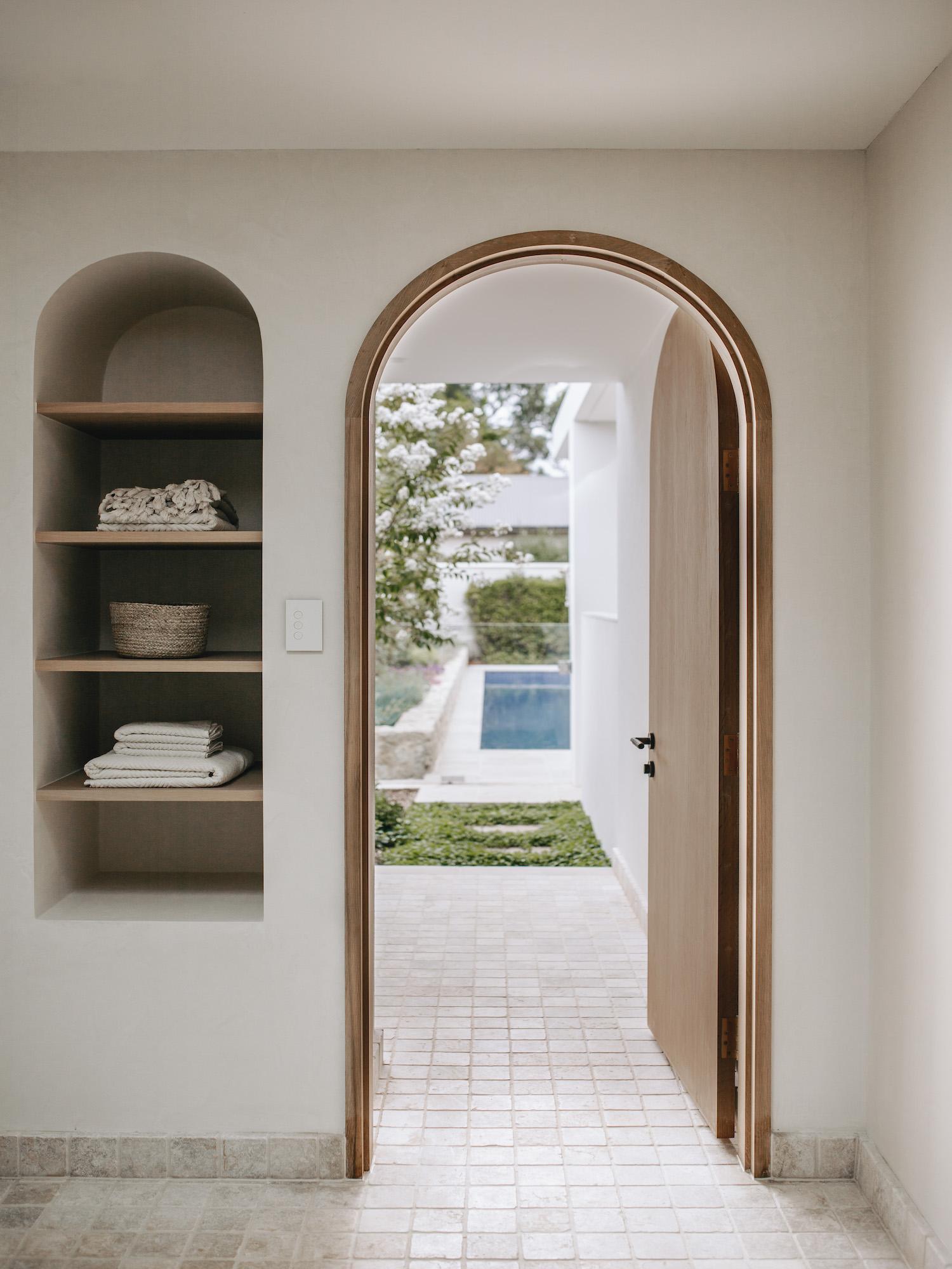 它才不是一个没有故事的拱形门