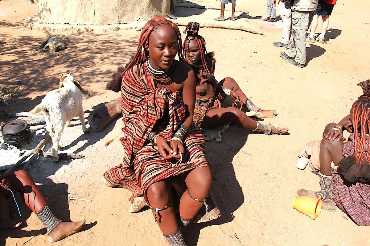 非洲这个部落的女人有着红颜色的皮肤,一生都不洗澡