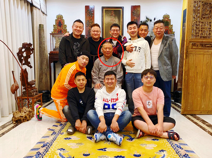 郭德纲约徒弟聚餐家中奢华装修被指暴发户合照座位还有讲究