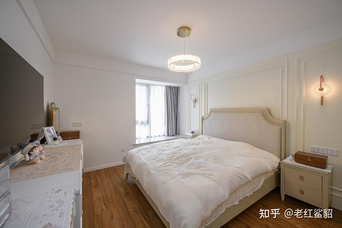 主卧与整体风格保持一致,地面做木色地板设计,墙面以白色为主,床头