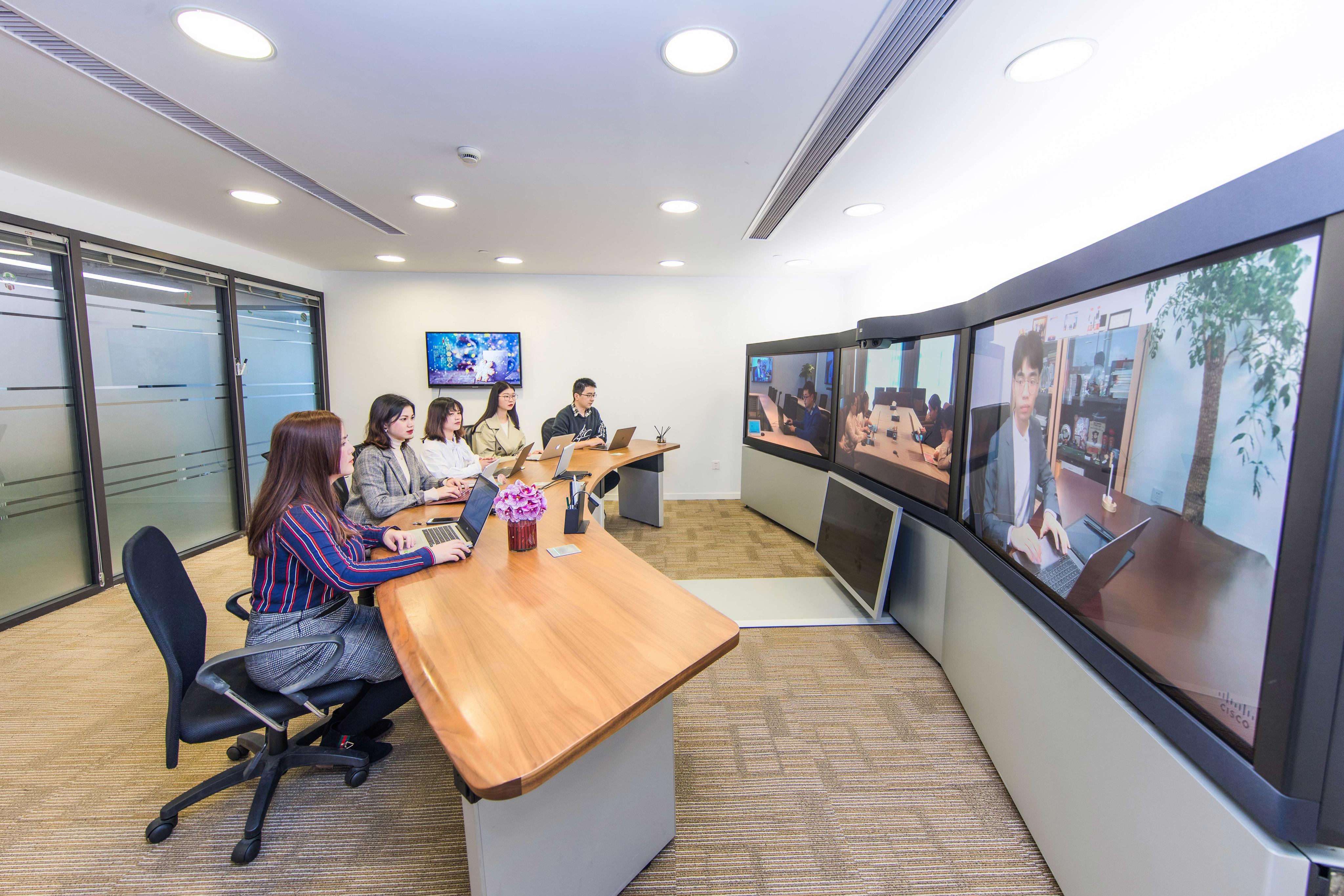 在远程通信方面主要采购国外厂商的视频会议系统,包含了mcu,显示器