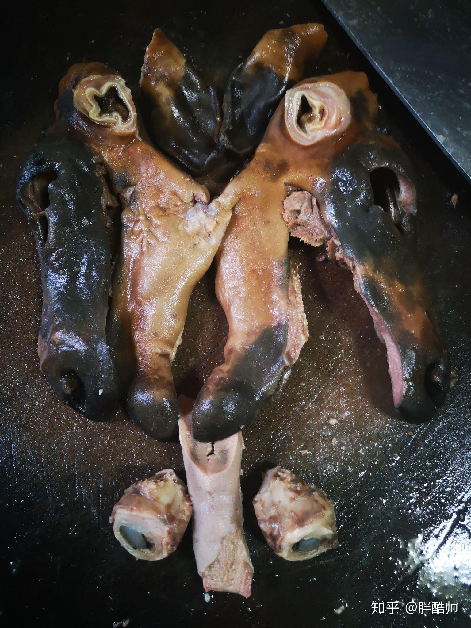 再分开羊耳朵,一份干净的羊头肉就处理好了,放一边凉快去羊舌上的各种