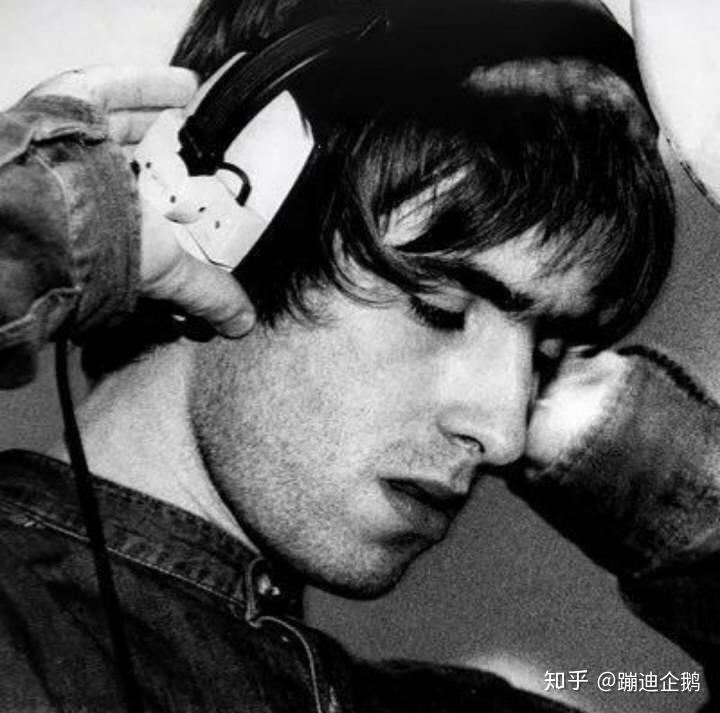 liam有两位哥哥,其中一位叫noel,在他被榔头砸中的时候,noel正在跟随