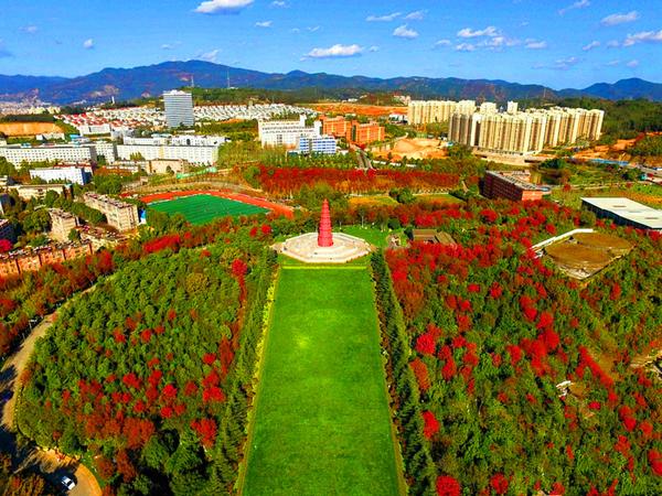 煙王辦公大樓正對的風景雲南玉溪紅塔山