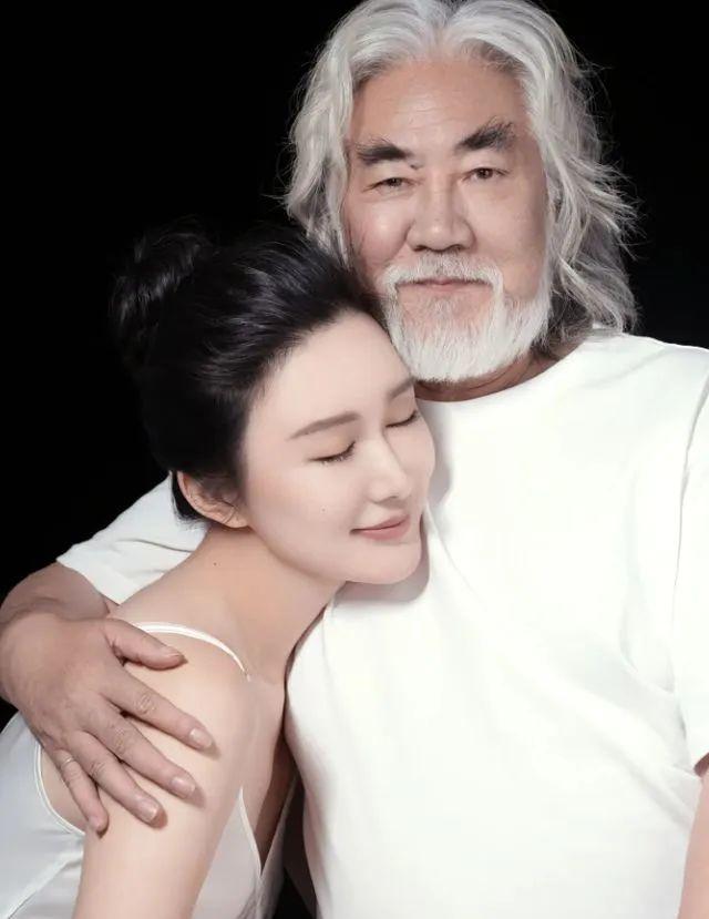 张纪中与妻子杜星霖拍写真女方依偎在男方怀中两人年龄差31岁
