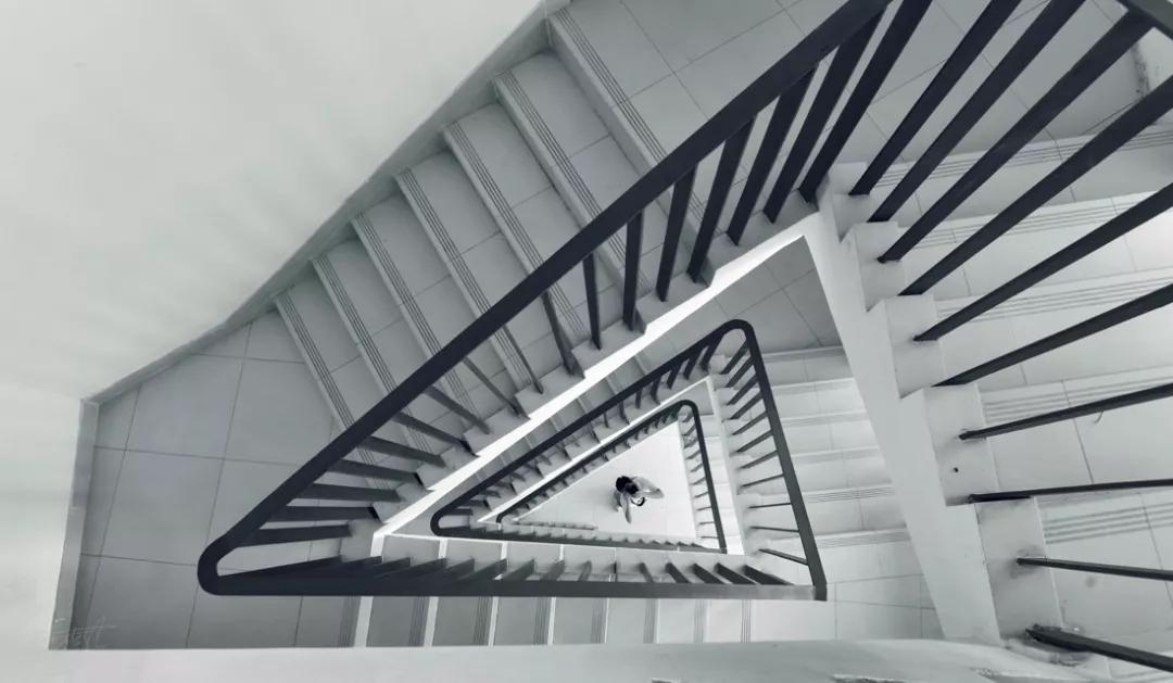 三角形的中空旋转梯,仰拍俯拍都显得特别有张力.