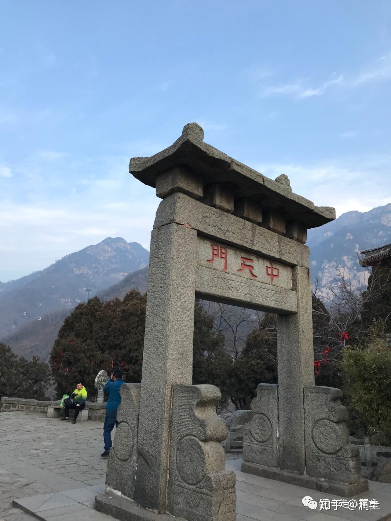 泰山雄峙天东图片