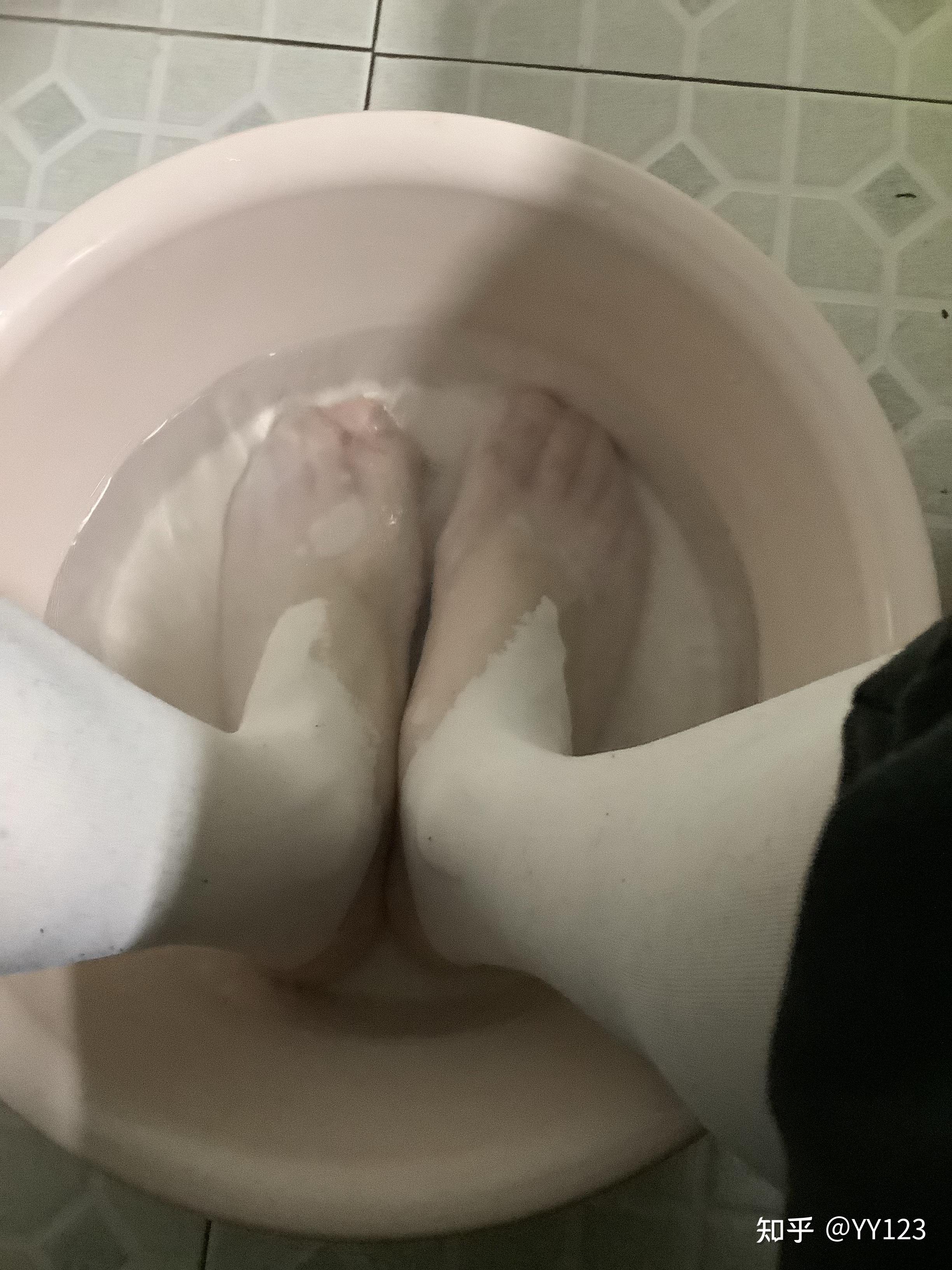 能穿薄裤袜洗脚吗