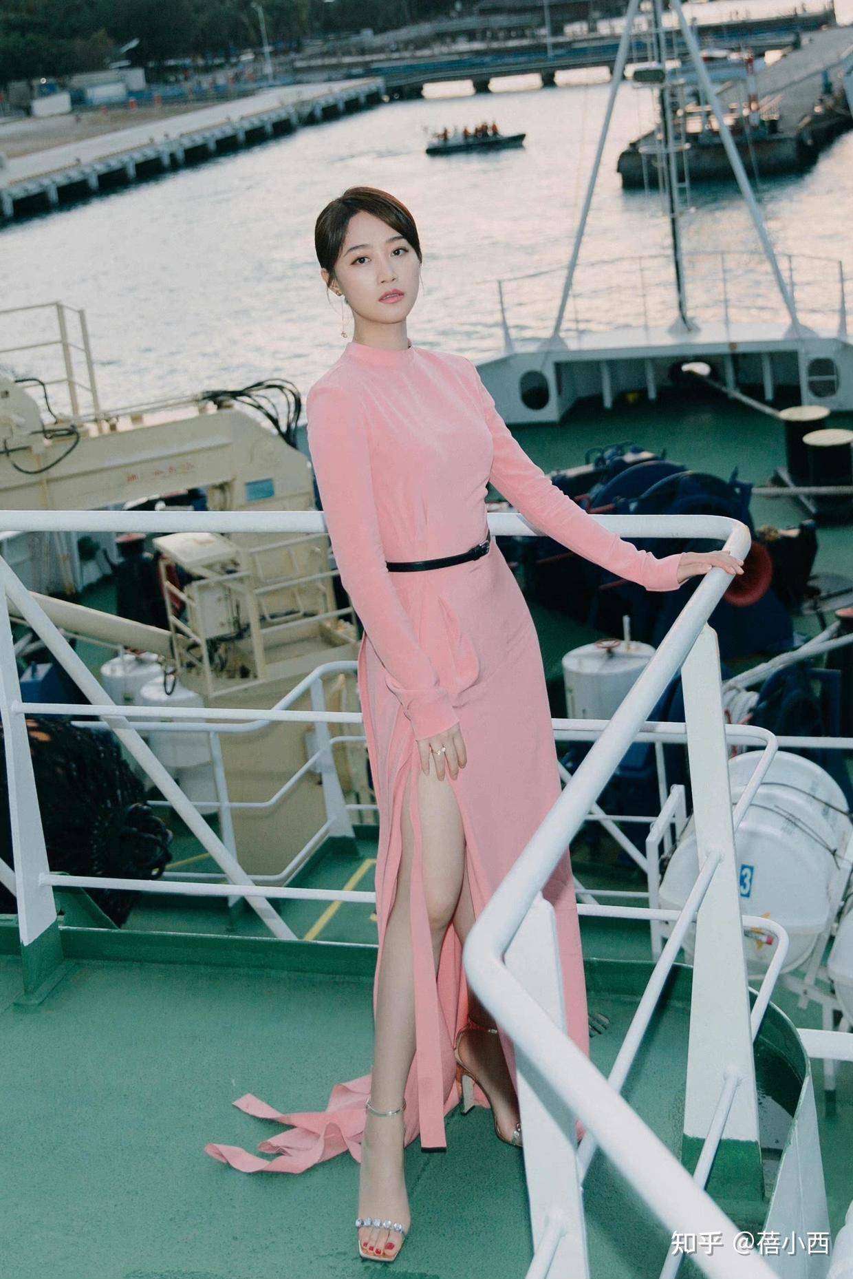 蓝盈莹气质太好，穿粉色高开叉长裙美得高级，没点气质都驾驭不了 - 知乎