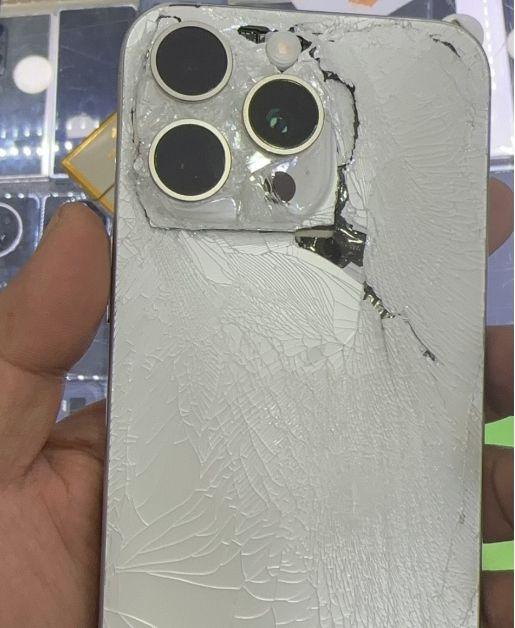 这台iphone15promax被网友摔的稀碎只能含泪低价卖掉
