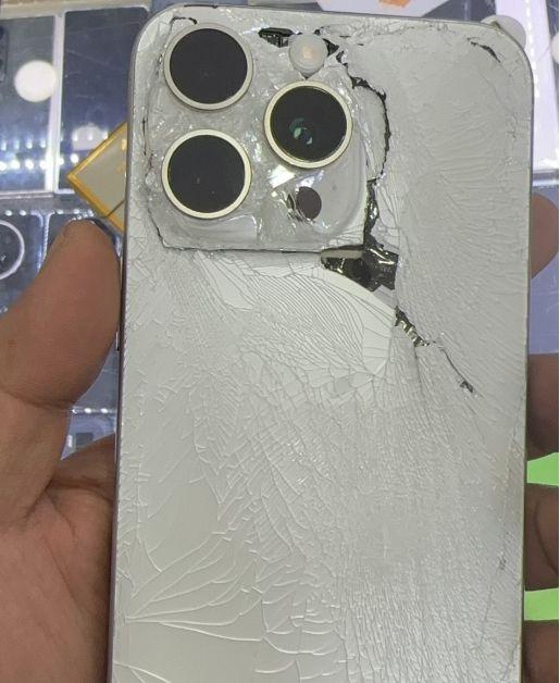 这台iphone15pro max被网友摔的稀碎!只能含泪低价卖掉!