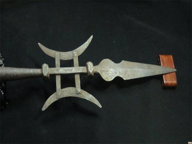 戟又分为单刃和双刃,其中方天画戟为双刃,方天画戟又叫月牙戟,是吕布