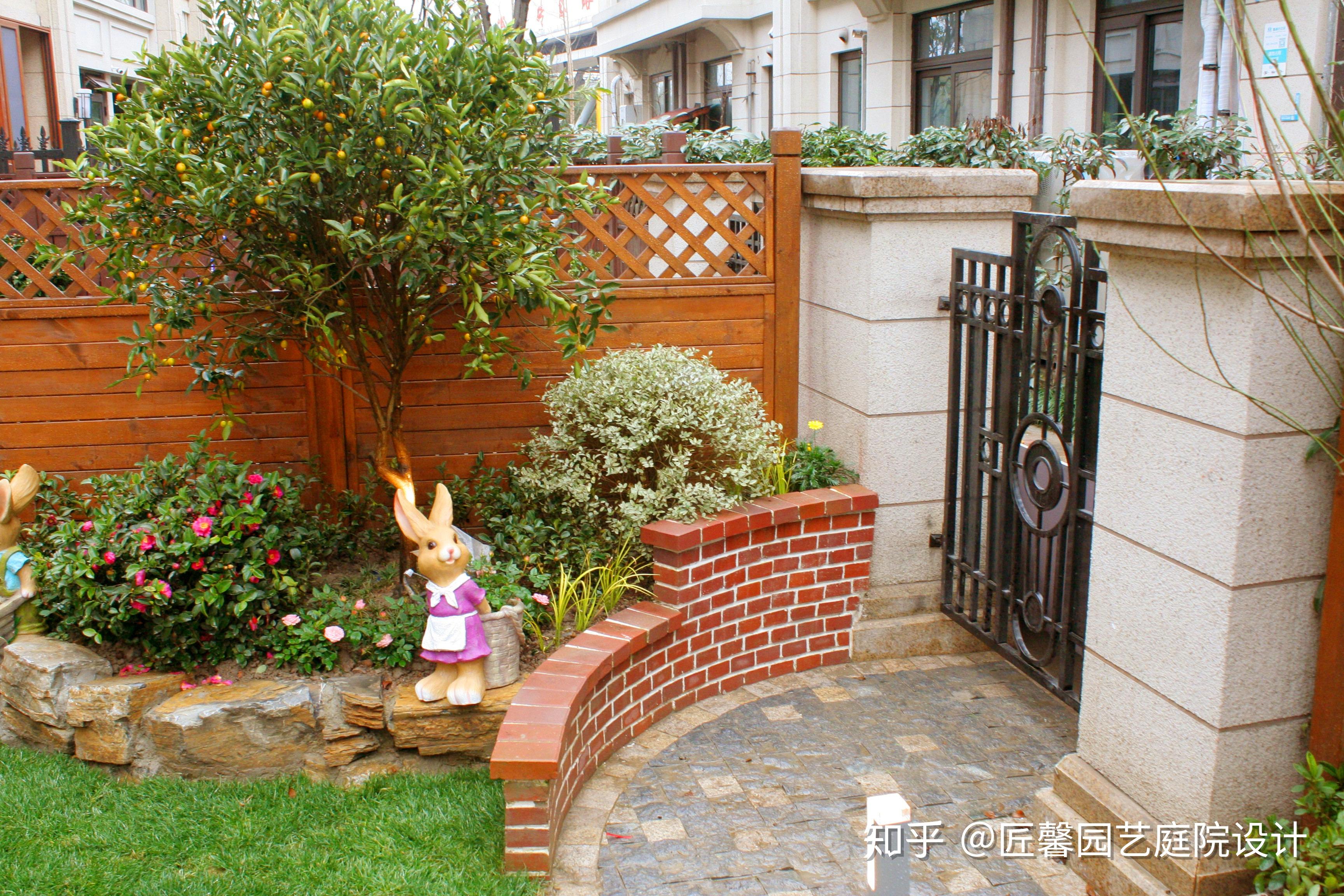 入户玄关处采用园艺砖砌弧形矮墙,配以金桔树,兼具遮挡道路视线方向