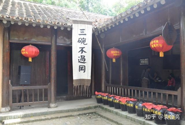而武松路过景阳冈酒家时,酒家的门口旌旗挂的是"三碗不过岗"的标语