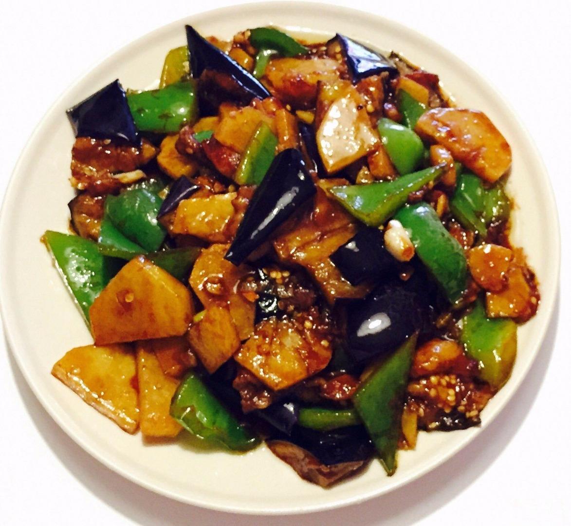 再普通的食材也能烹饪出极尽奢华的口味,解密东北名菜地三鲜