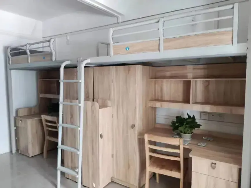 下桌的四人间,有空调和热水,公共浴室,学姐认为华科宿舍还是很温馨的!