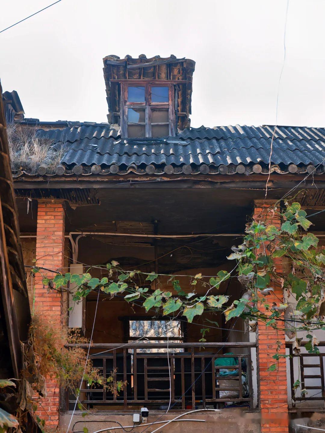 昆明老街记忆:木质的楼梯,二层红砖瓦房! - 知乎