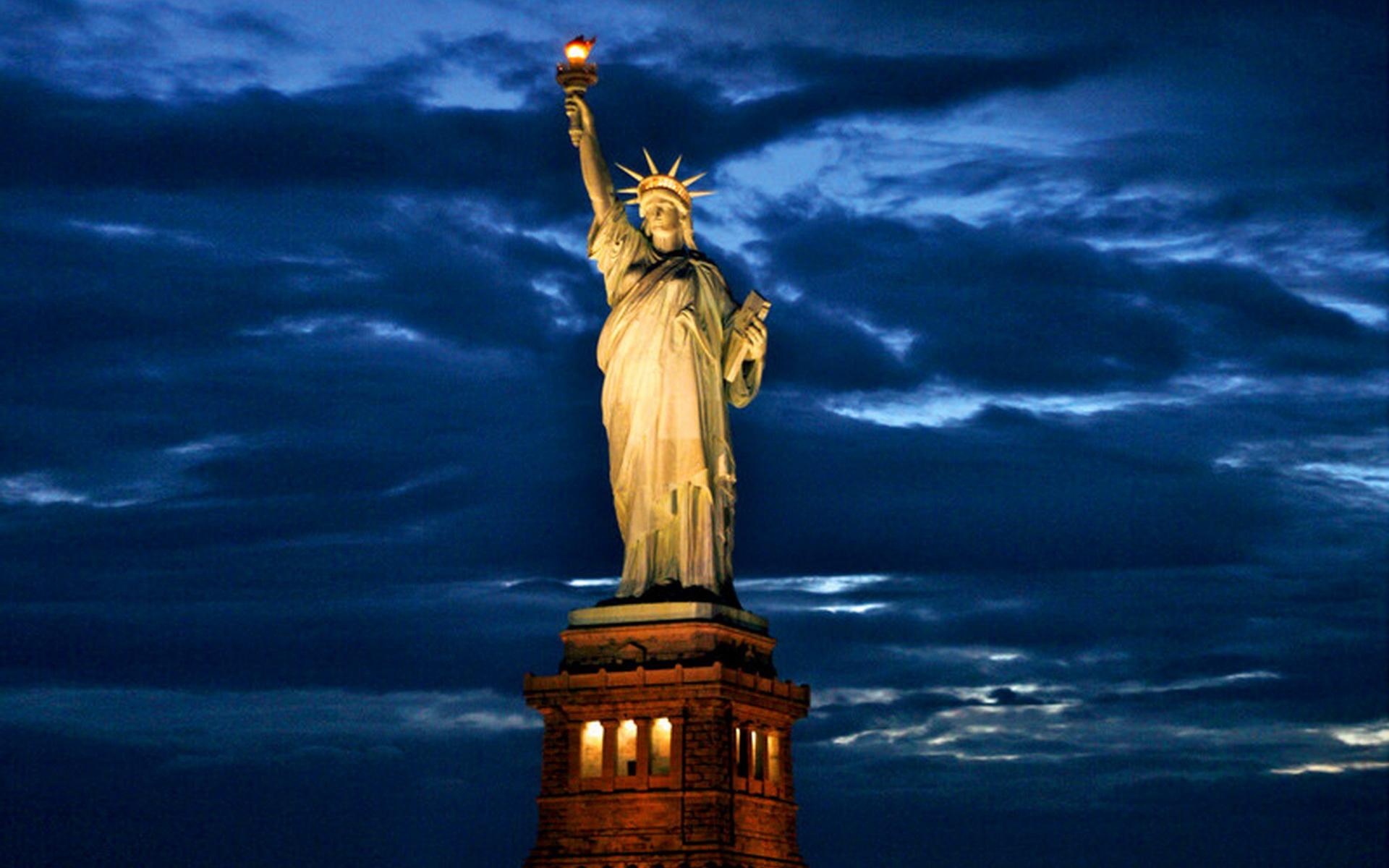 自由女神像的火炬和书本各代表何含义