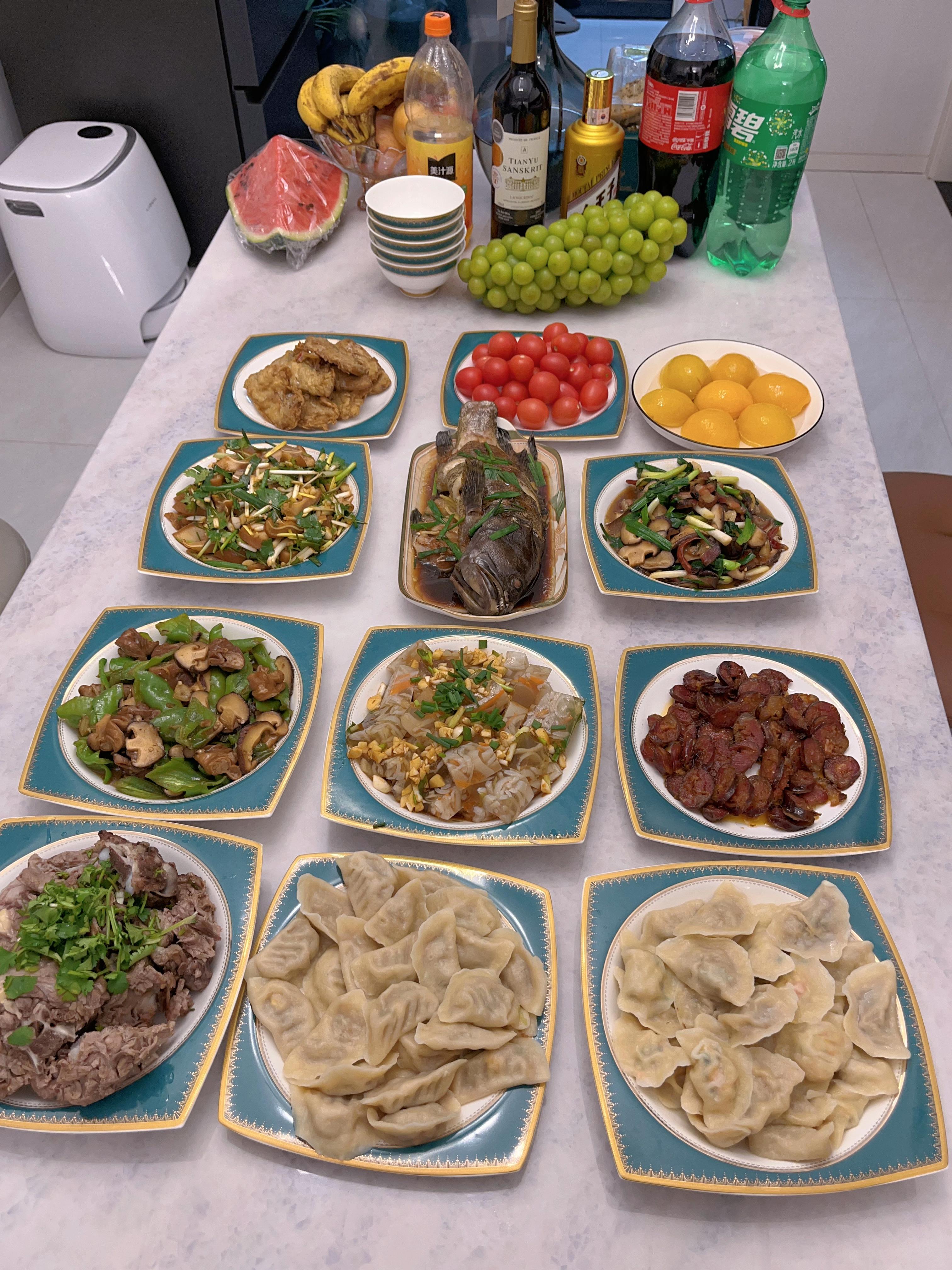 可以分享一下今年你家的年夜饭餐桌吗哪道菜让你印象深刻为什么