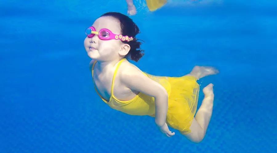 国外热衷于亲子游泳课的那些虎爸虎妈们是怎么想的