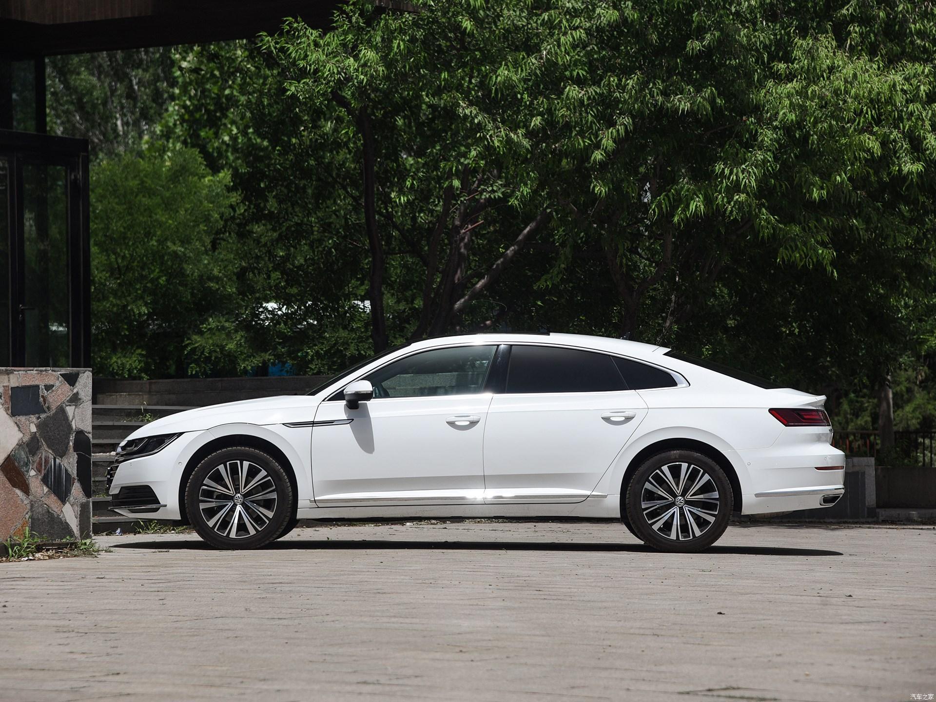 大众cc近期优惠力度较大,如果喜欢这一款运动前卫的中型轿车,现在是