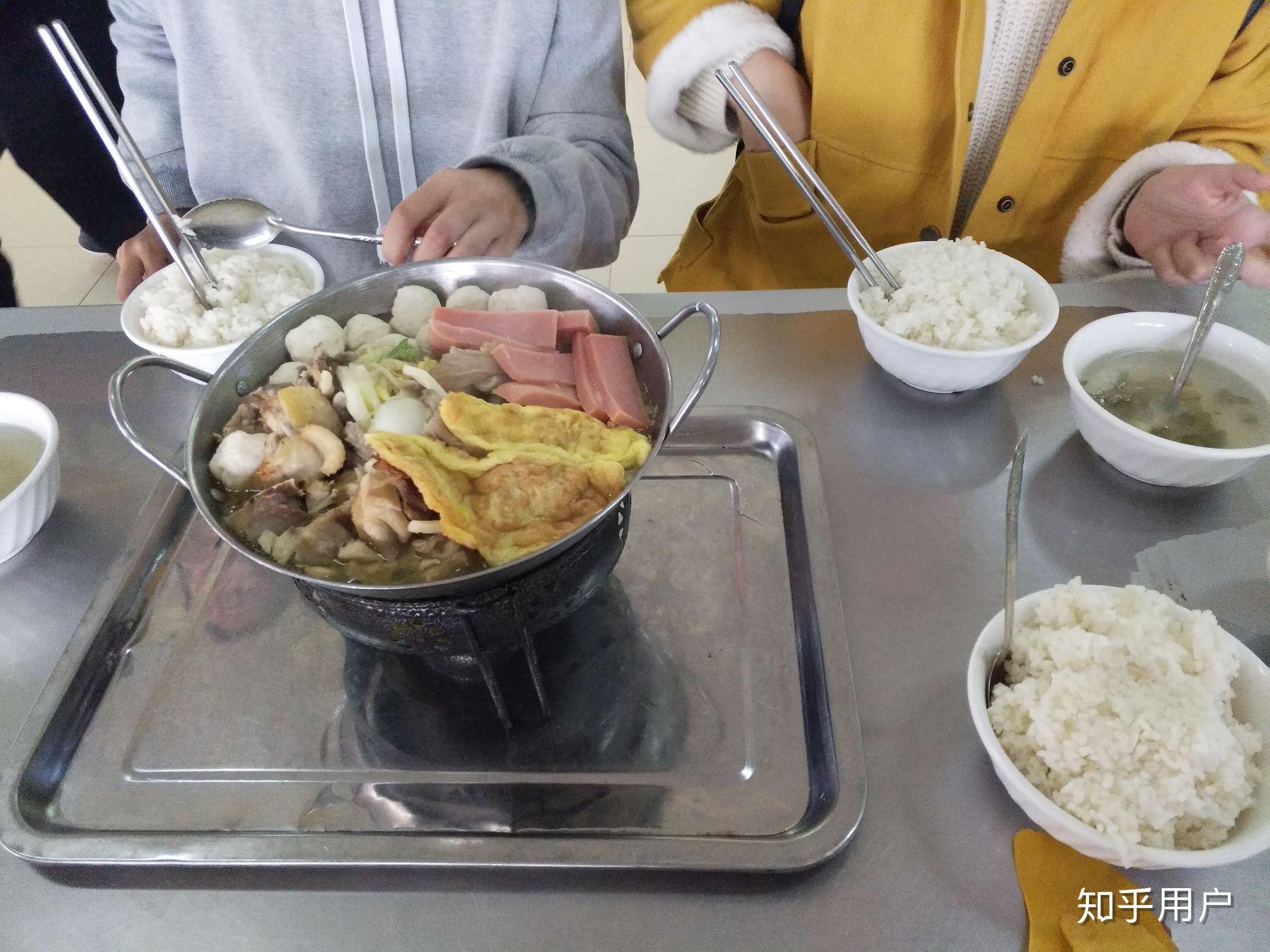 在安徽建筑大学里就餐是一种怎样的体验?有什么推荐的食堂和美食?