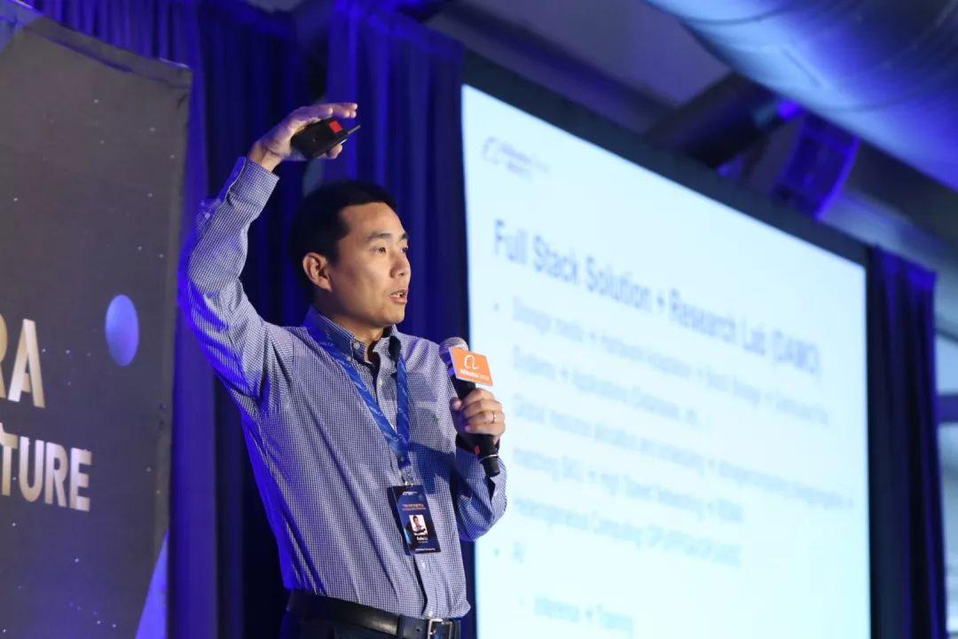 阿里巴巴高级研究员李飞飞(花名飞刀)在主会场发表了主题演讲,为大家