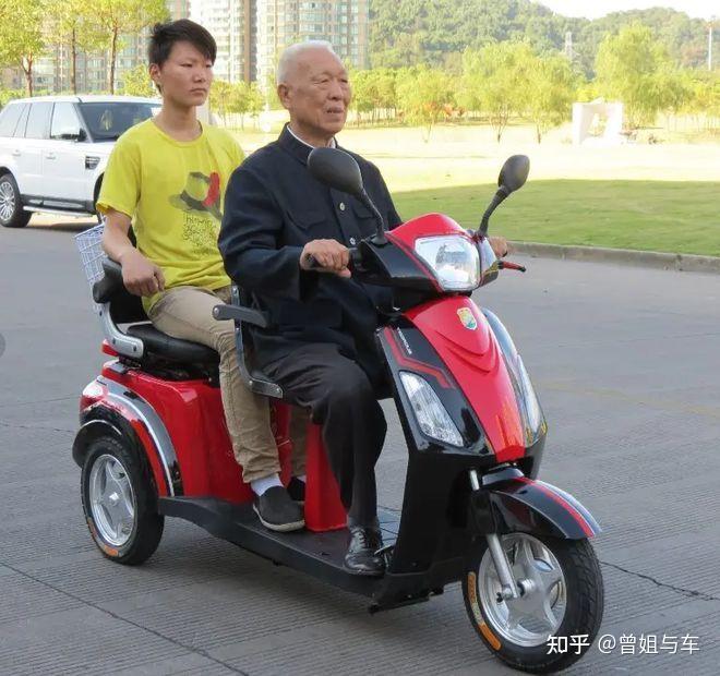 雖然我們在馬路上見到比較多的是老年人騎行的電動三輪車,他們大多