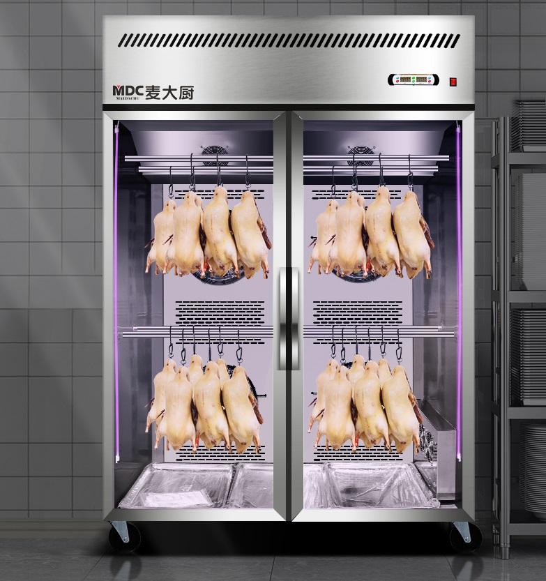 鸭子挂入柜中,然后设置时间,温度与湿度,能够精准控制鸭子的风干效果