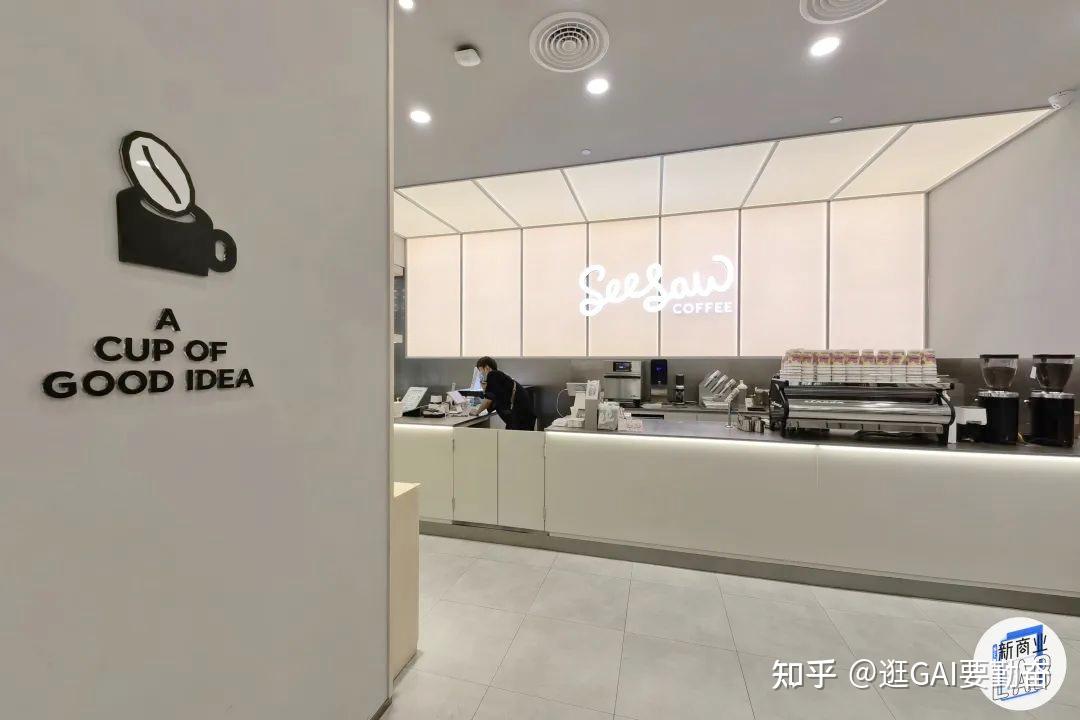 咖啡杯做出的特色装饰墙文化特色,在门店内,seesaw精心布置了各类周边