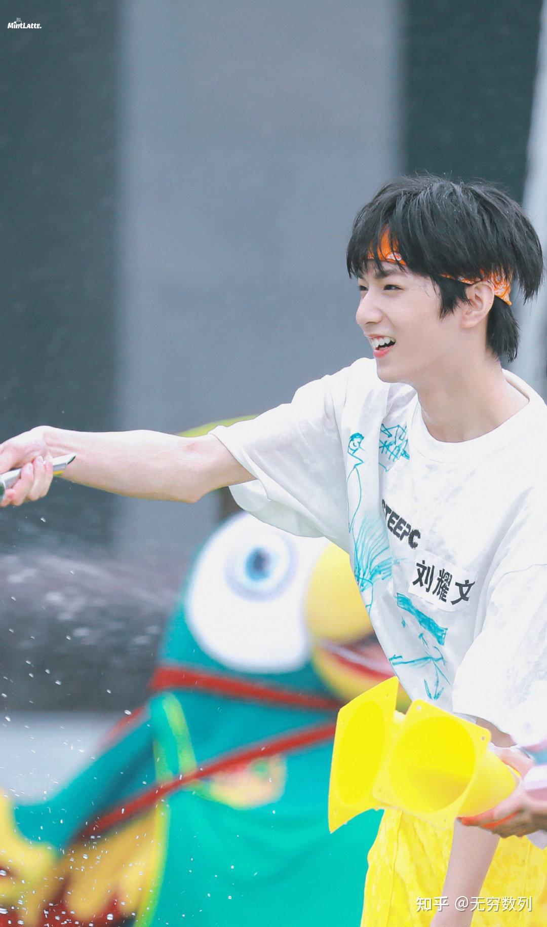 有没有刘耀文笑的特别开心灿烂的图