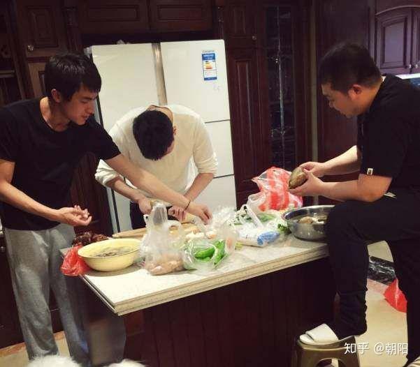 老妈非让我学做饭,我不是很想学,那么当代大学生该不该学做饭呢?