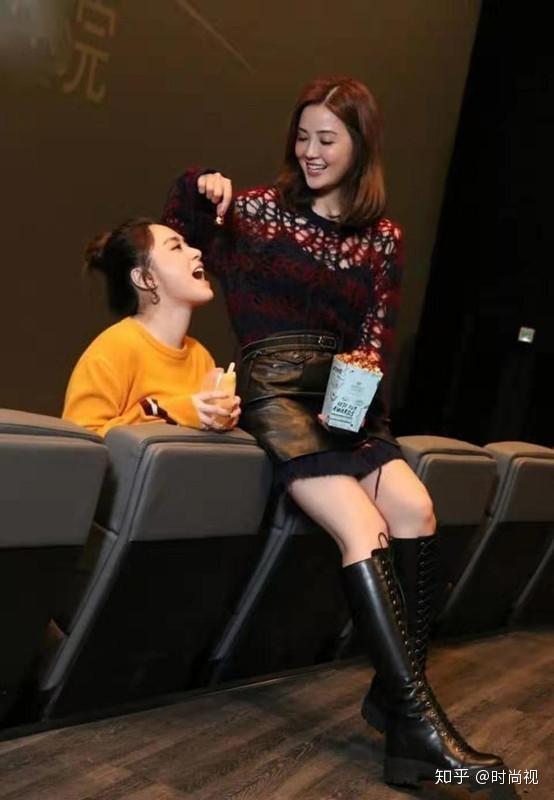 twins合体看电影钟欣潼扎丸子头减龄蔡卓妍长靴秀大腿回忆杀