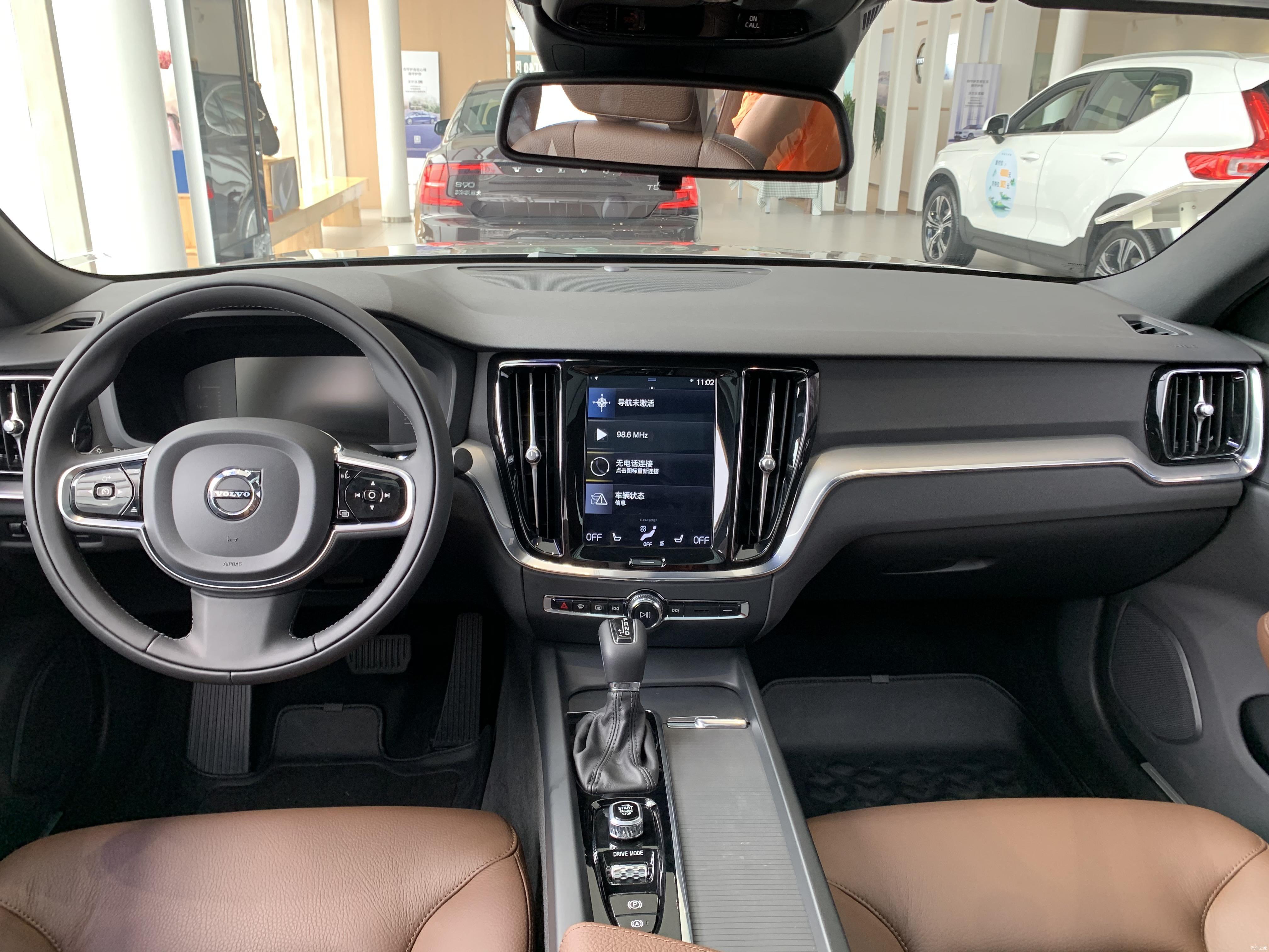 内饰方面,新车车型的内饰将会采用的是三幅式的多功能方向盘的设计