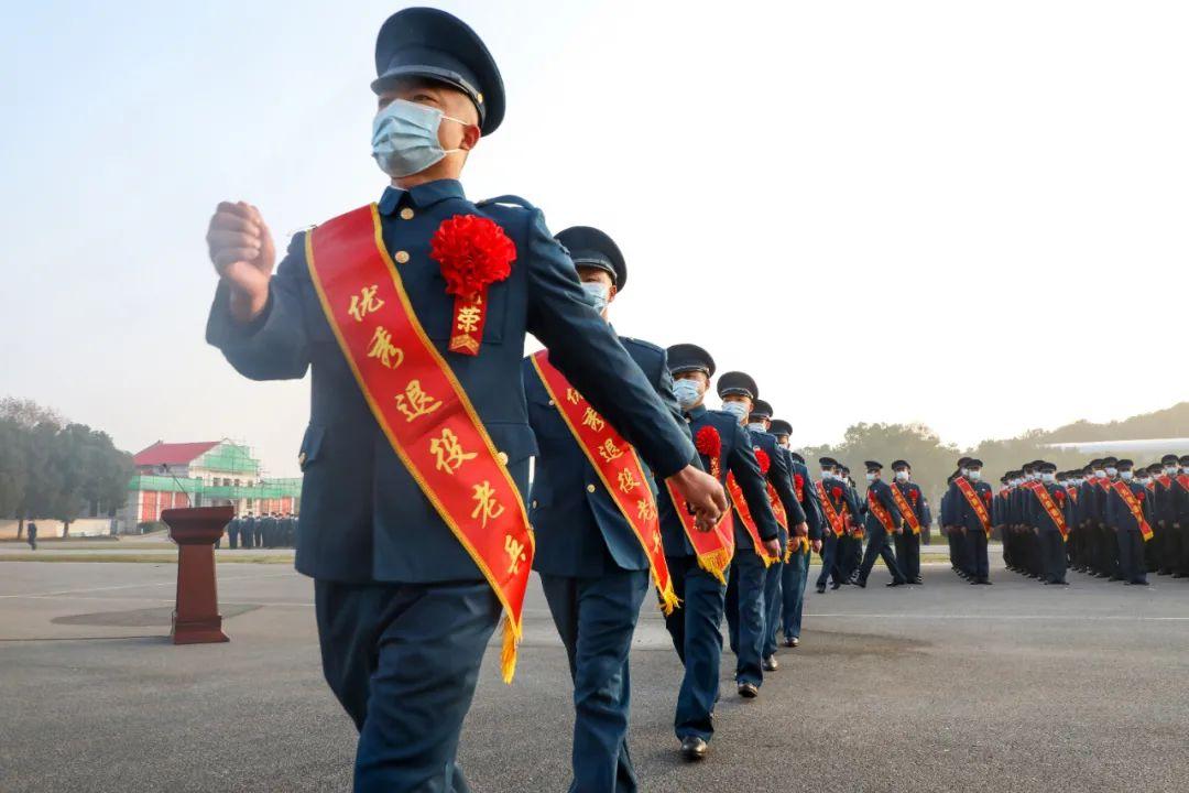 留下的是回憶十二月多少復退老兵卸下國防服役章莊嚴肅穆地向八一軍旗