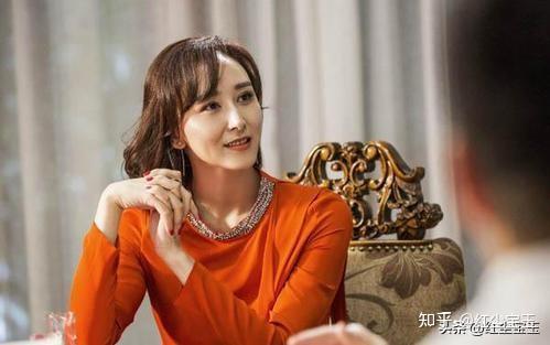 离婚后,因为两人的收入也没分开,许秋琳的生意做得很大,收入比前夫