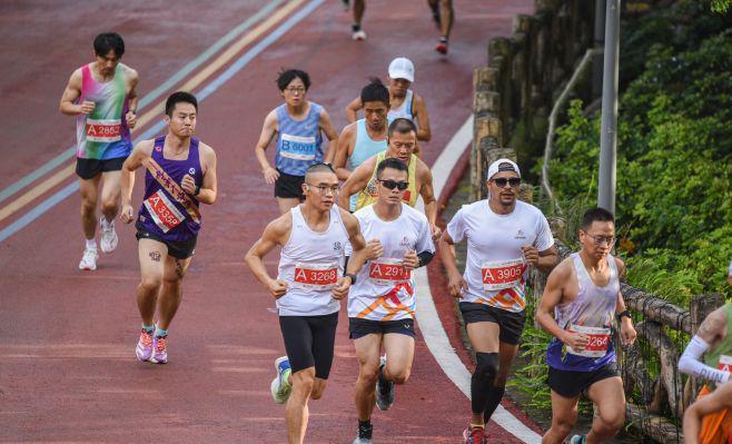 冠军必须留在贵州万峰林半程马拉松圆满完赛遵义小伙夺冠
