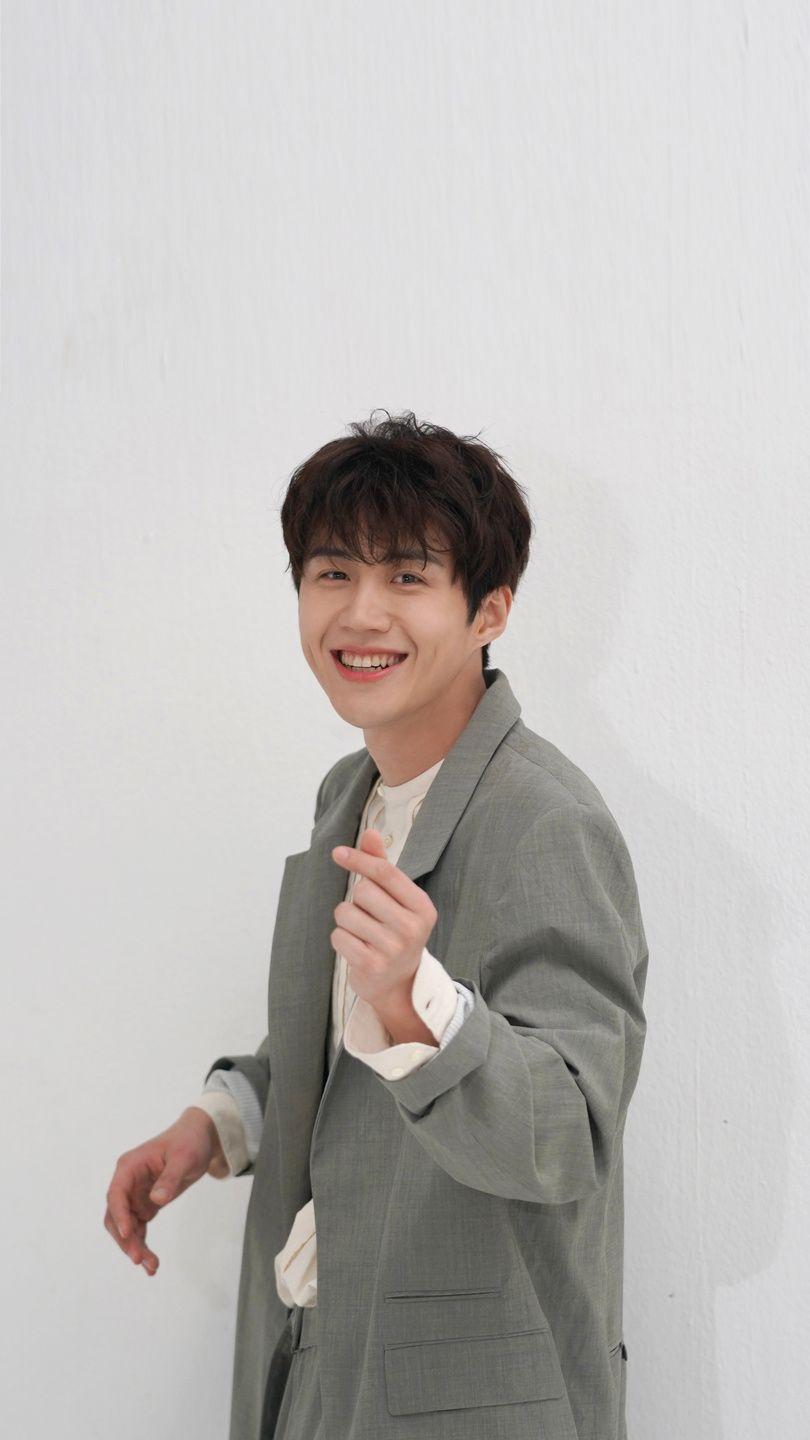 有没有笑的很开心适合当壁纸的明星或者模特的照片网图也可